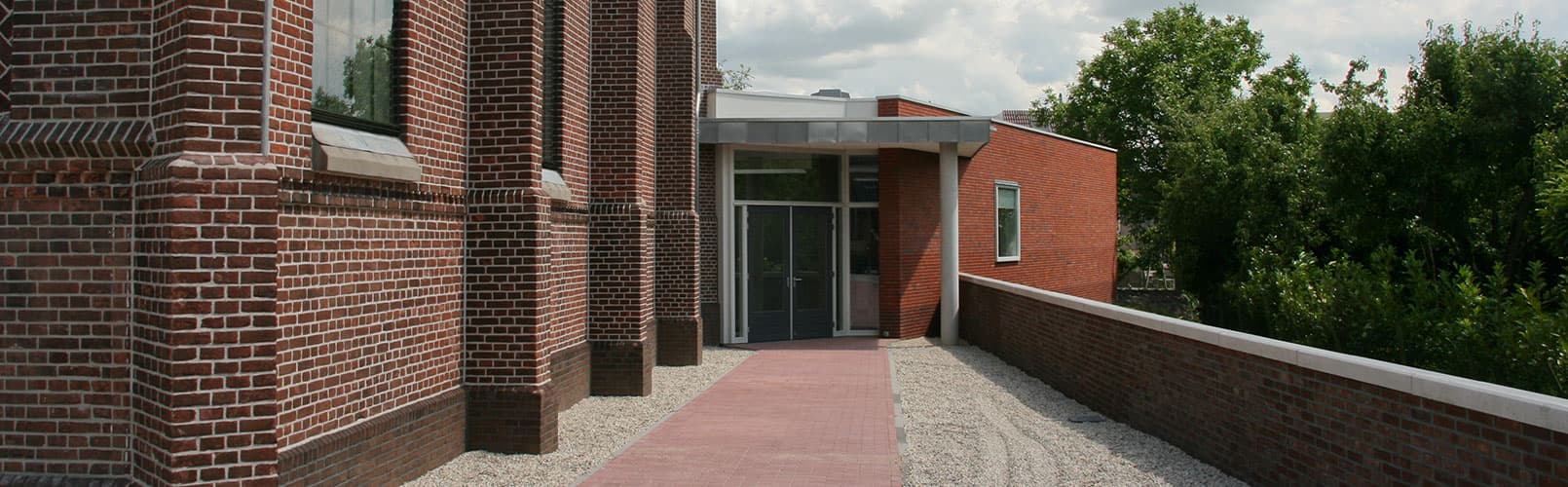 De ingang van de kerk