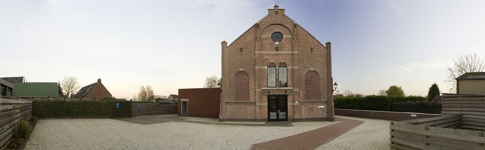 Een panorama foto van de kerk