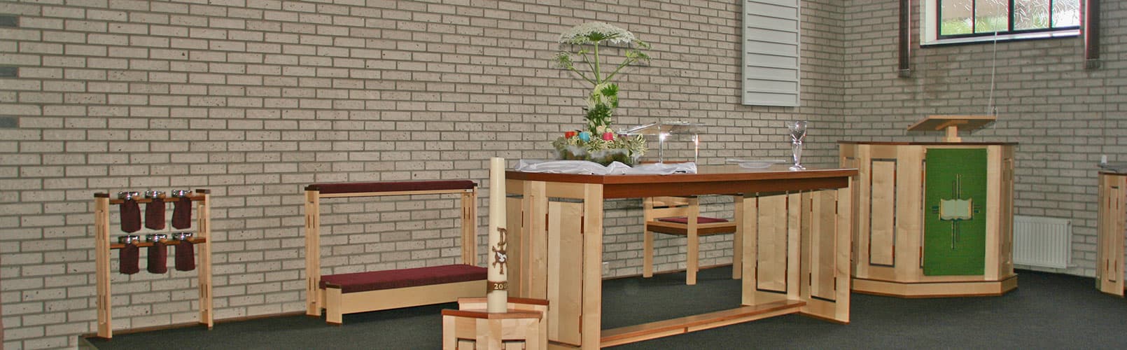 De podium voorin de kerk
